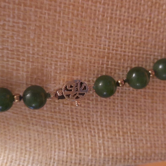 Jade 18 inch bead necklace - Picture 4 of 5